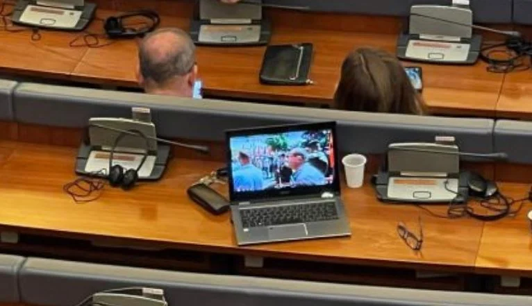 Way opposition deputies watch veterans protest from Parliament's Hall