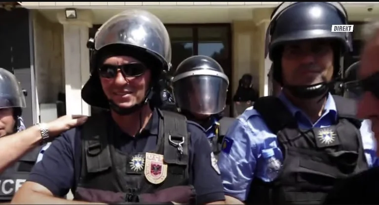 Veterani place l'emblème de l'UCK sur la police