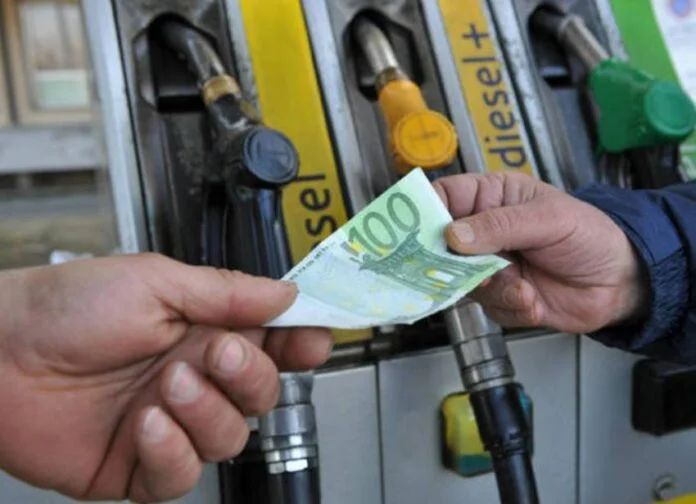 Va a 1 euro e 90 centesimi: L'aumento dei prezzi del petrolio. Chi lo sta fermando?
