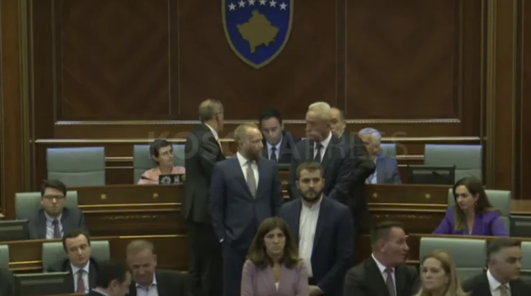 Sessione Kurti: PDK blocca la gente del Parlamento