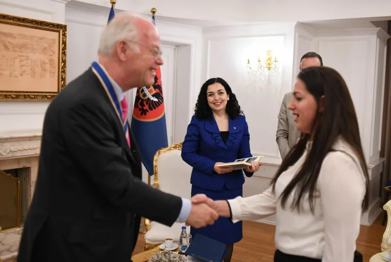 Besonderer Moment / Ehemaliger deutscher Minister trifft das Mädchen aus dem Großen Krusha nach 23 Jahren