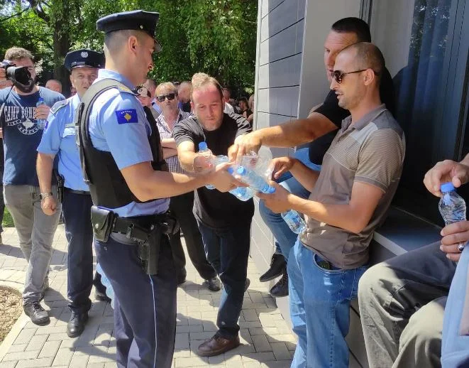 Police distributed water to veterans (Photo)