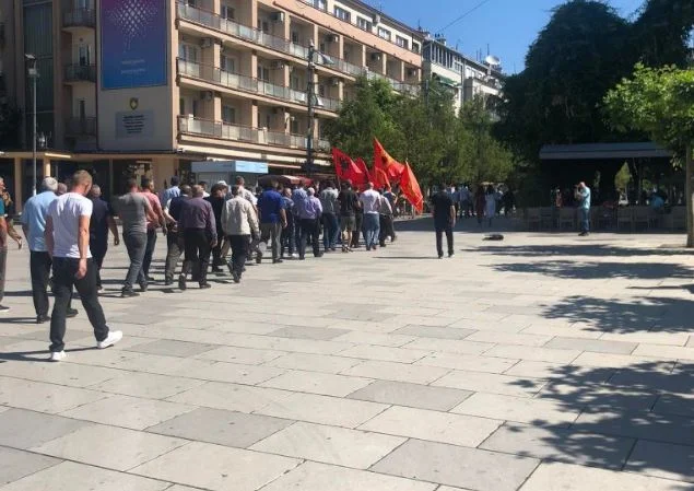 Grab the veterans' buses to protest before the Parliament