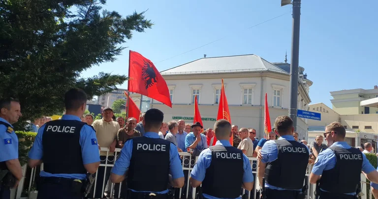 Klink chiama i veterani per la pace: non abbiamo affari con la polizia, abbiamo affari con il governo.