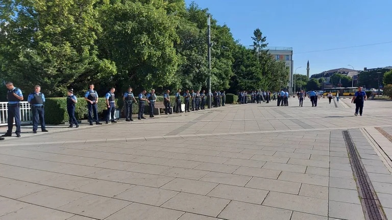 Comprando Parlamento, Gobierno antes de la protesta de veteranos, la entrada está llena de policía