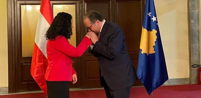 Le président Osmani attend le ministre autrichien, il embrasse sa main