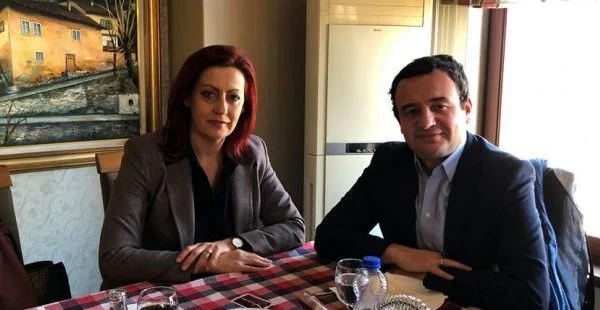 Vice Primo Ministro Rexhepi conforta la ragazza in televisione pubblica