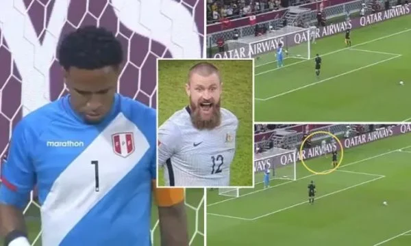 El portero de Australia está prestando atención al portero del Perú.