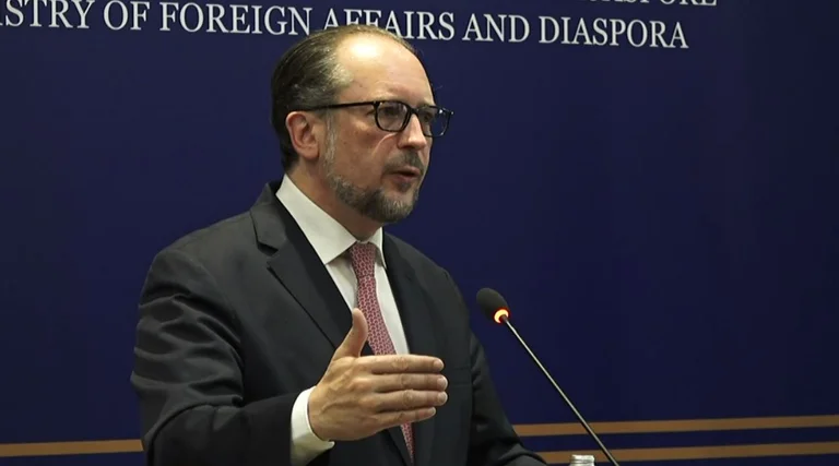 Schallenberg: El diálogo entre Kosovo y Serbia debe terminar con el reconocimiento