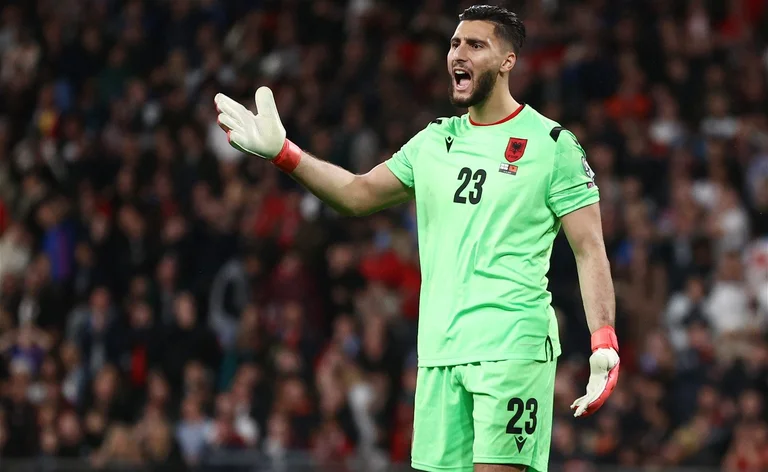 Dice Fabrizio Romano: Chelsea busca el portero albanés Thomas Strakosha