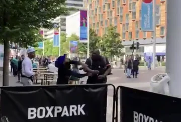 Der Boxer, der Tyson konfrontiert hat, arbeitet jetzt mit Sicherheit. Er verliert seine Box mit einem Loch an einen Jungen.