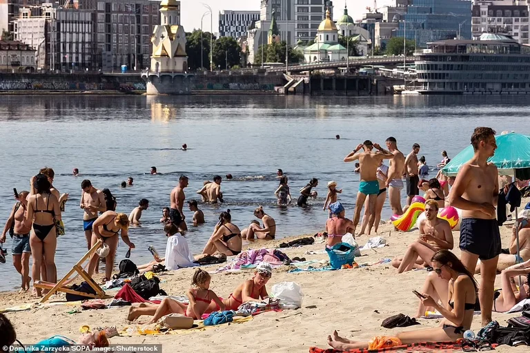 Le soleil se lève de nouveau à Kiev: Des centaines de citoyens profitent d'un beau temps