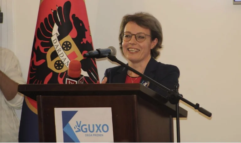 Tras las investigaciones de Anticorrupción, Donika Gervala declara el salario de la compañía y del marido
