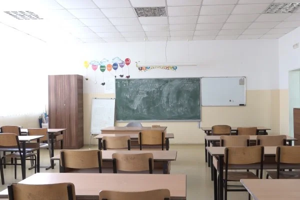 École du Kosovo : Théoret Oui, pratique Non