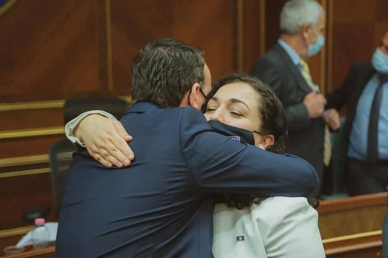 Peci prend le président pour la photo scandaleuse d'Eddie Rama avec un raisonnement absolument ridicule