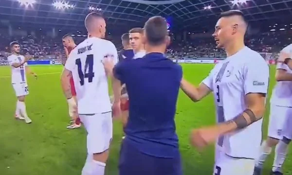 Il calciatore sloveno non si astiene dal fare un gesto dopo la lotta contro la Serbia