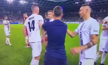 Der slowenische Fußballspieler verzichtet nicht darauf, eine Geste nach dem Fußkampf ein Serbien zu machen