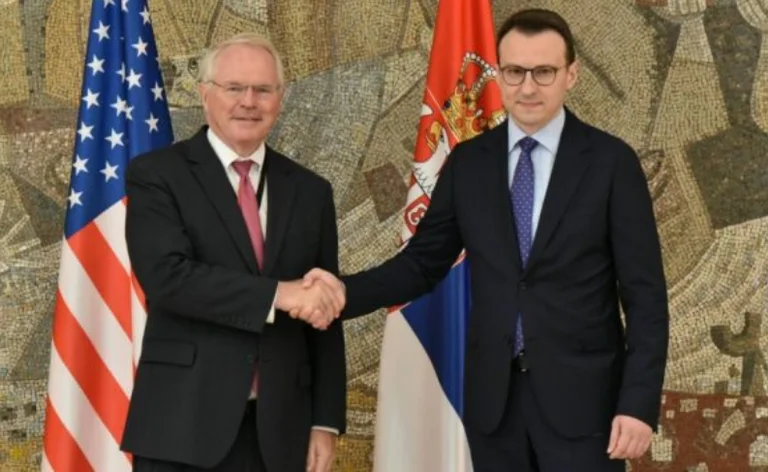 Hill se reúne con Petkov, habla de Kosovo- Serbia