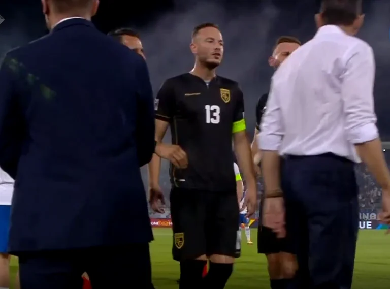 El momento en el video cuando el entrenador de Grecia repudió al capitán de Kosovo Amir Nundman