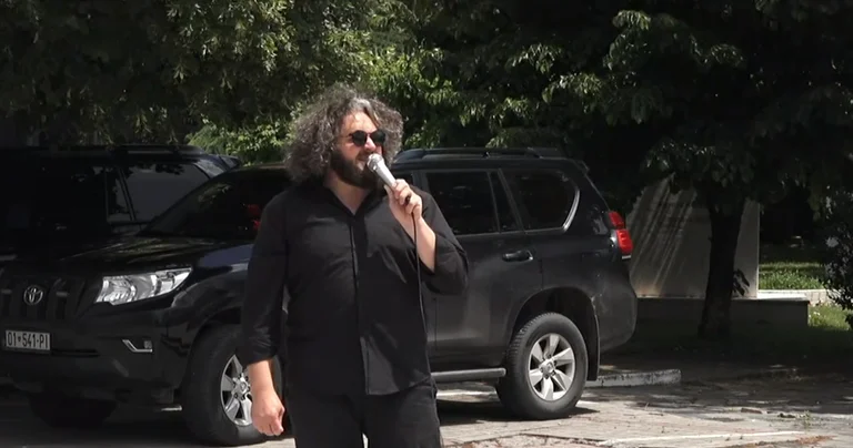 El artista de la puerta del gobierno: Albin, no hay país ni Albin, no te pongas las orejas en el pelo.