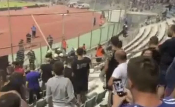 Les fans grecs vont au combat avec la police Addarians intervenir pour calmer la situation