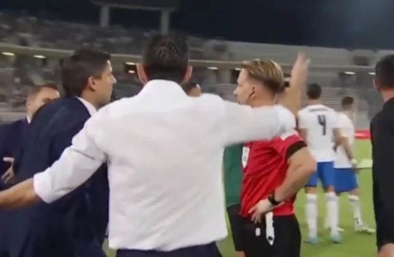 De nombreuses tensions au stade grec - match avec le Kosovo interrompu brièvement