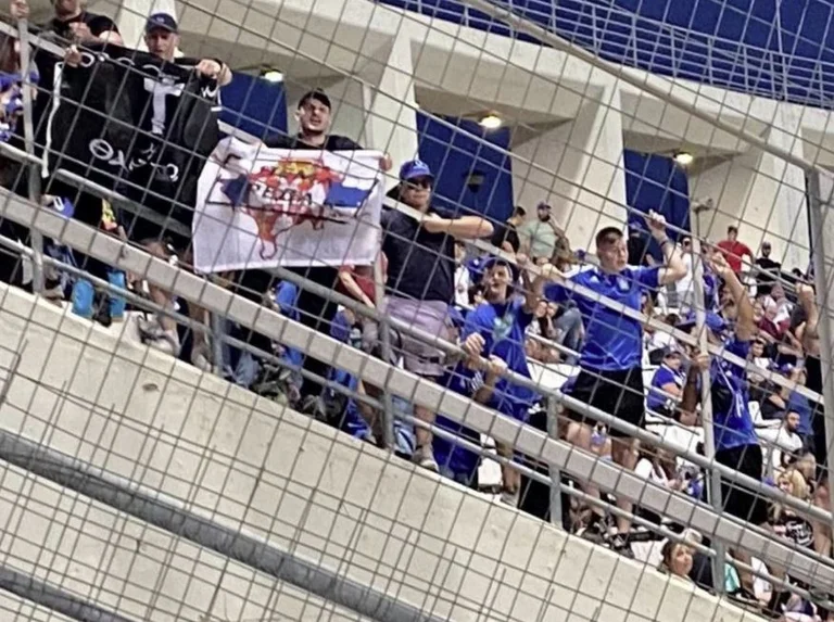 Greek fans seriously provoke Serbian flag to display in Tribuna
