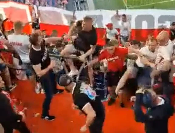 Massive Schläge unter polnischen Fans beginnt plötzlich miteinander zu schlagen.
