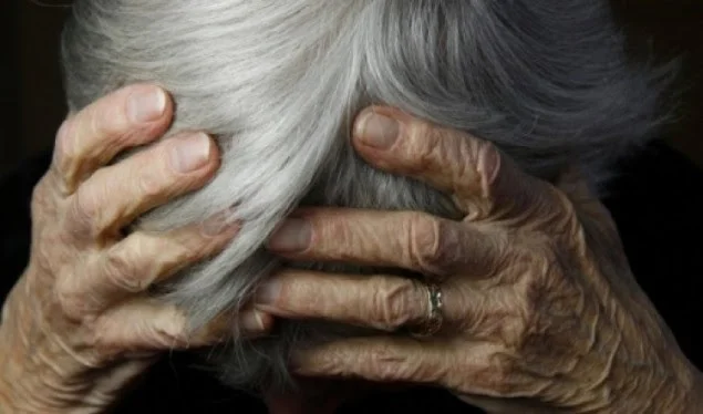 The boy physically attacks his mother in Pec