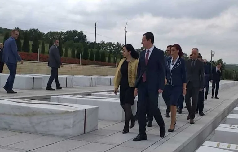 Jour de la libération du Kosovo, Kurti e Osmani homazhe au tombeau du légendaire commandant Adem Jashar