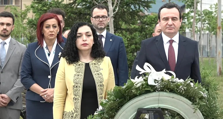 Journée de la liberté au Kosovo / Osman de Kurti rendent hommage à Rugova, tombe Demadic