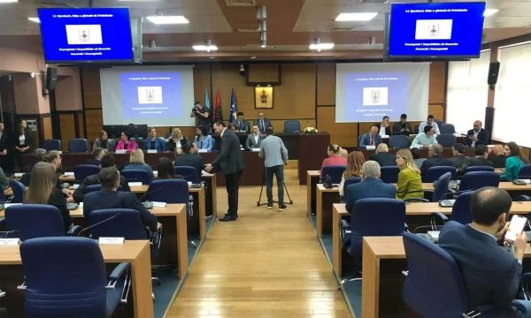 British journalist reporting for the Kosovo war is declared “Honourary Citizen” by Rama Progress
