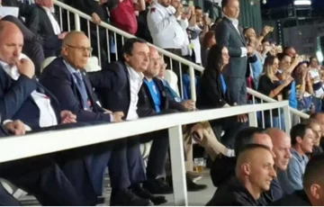 Als Albin Kurti diejenigen rief, die das Kosovo Spiel im V Tributa IP beobachten