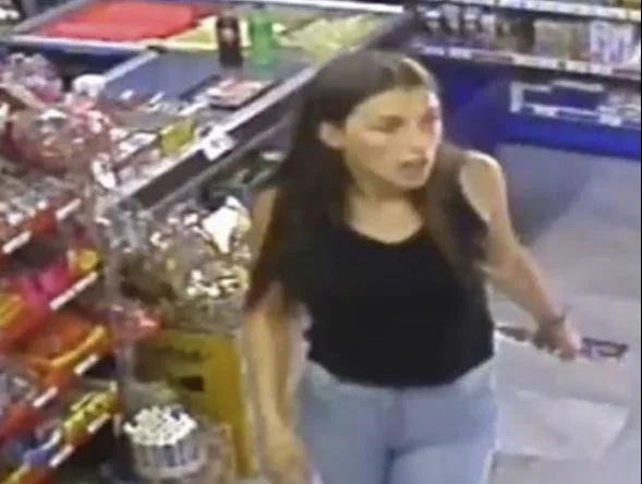 La police cherche une fille soupçonnée de contrefaçon.