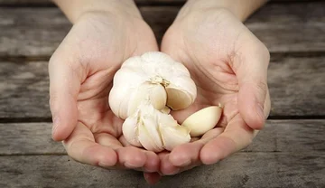 Cinque consigli in modo che le mani non odorino l'aglio