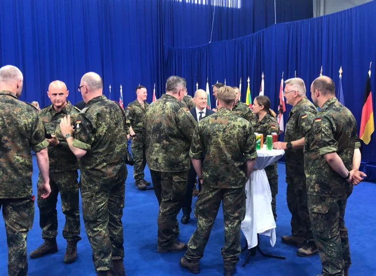 Scholz heads to KFOR, surrounded by 65 German soldiers