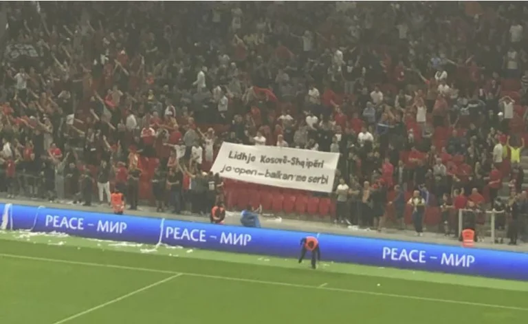 I fan tirano fuori la bandiera dello stadio “Air Albania