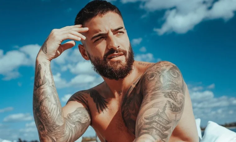 PLAIN +18: Singer post foto nude con una ragazza