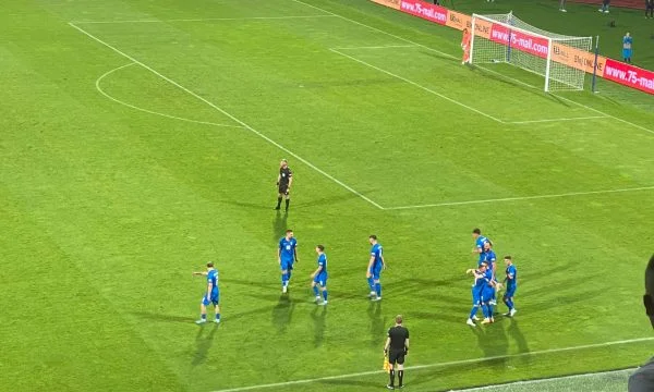 Le Kosovo conclut sa première supériorité sur l'Irlande du Nord.