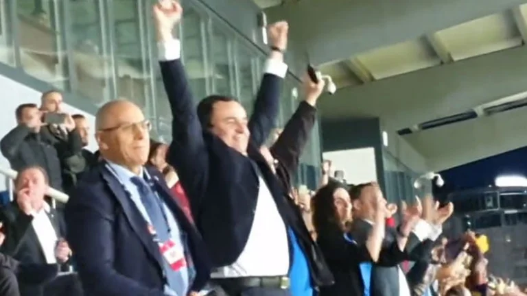 Albin Kurti jouit de l'objectif du national du Kosovo, voir sa réaction de tribuna