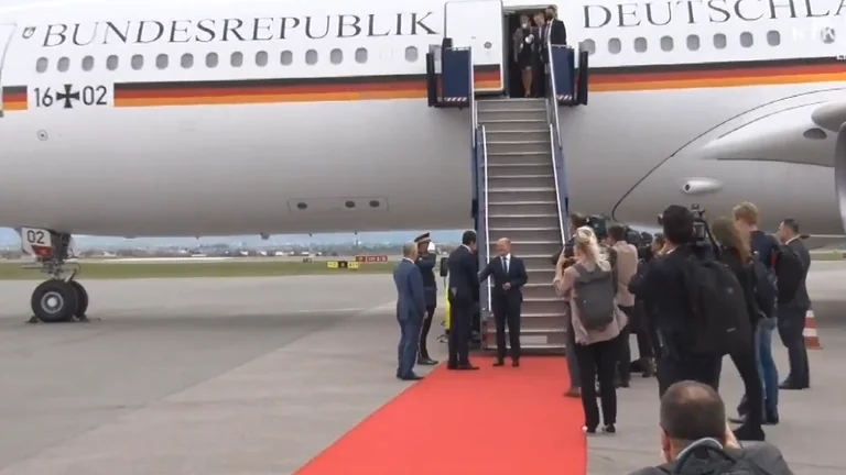 Le Chancelier Scholz arrive à Pristina