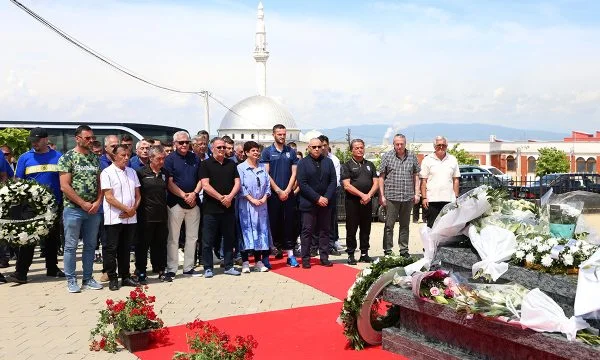 Les leaders de FFK et les joueurs nationaux ont rendu hommage à la tombe de la légende Fadil Vokri
