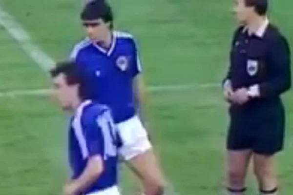 Fadil Vokrrit tiene dos objetivos contra Irlanda del Norte en el Euro 1988