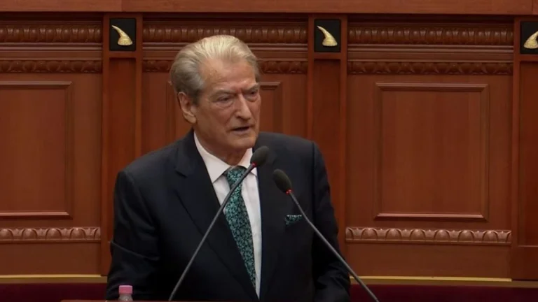 Berisha im Parlament: Bordett, shushun trinkt das Blut der Albaner