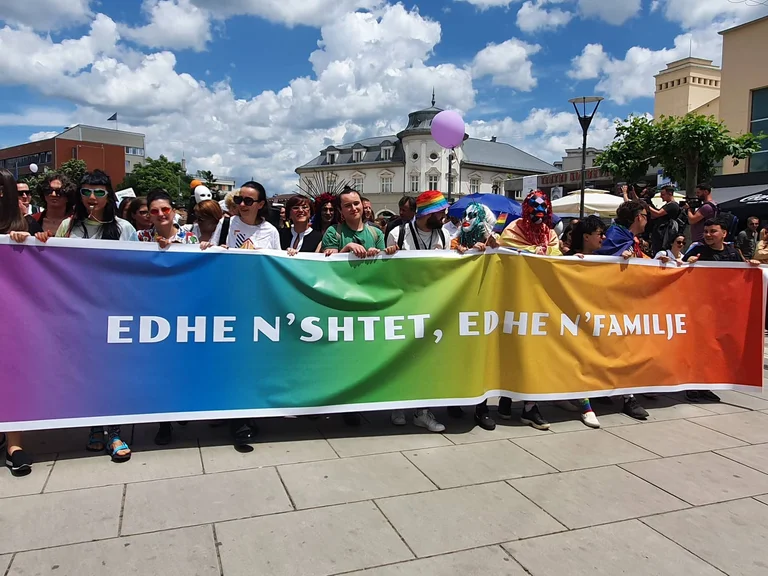 With the slogan “both in states and in the family”, Pristina's Parade of Crenare begins