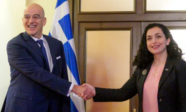 Le ministre grec annonce une rencontre avec Osman, mais se soucie de ne pas afficher le drapeau du Kosovo