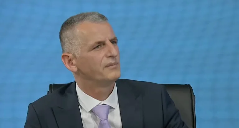 Ramush Haradinaj e Sami Lushtaku ci attaccano per aver rovinato i piani di milioni di persone.