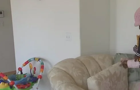 Una mujer consigue muebles gratis para casa, pero ella encuentra en ellos $360,000