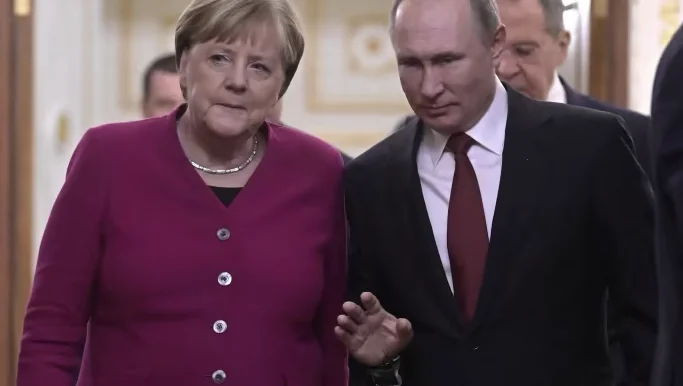 Merkel : Vladimir Poutine est obsédé par l'indépendance du Kosovo