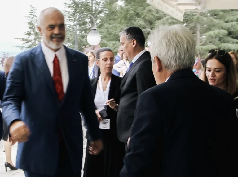 Ali Ahmeti embrasse chaleureusement Edi Rama dans les Balkans ouverts : développer nos pays dans l'esprit européen